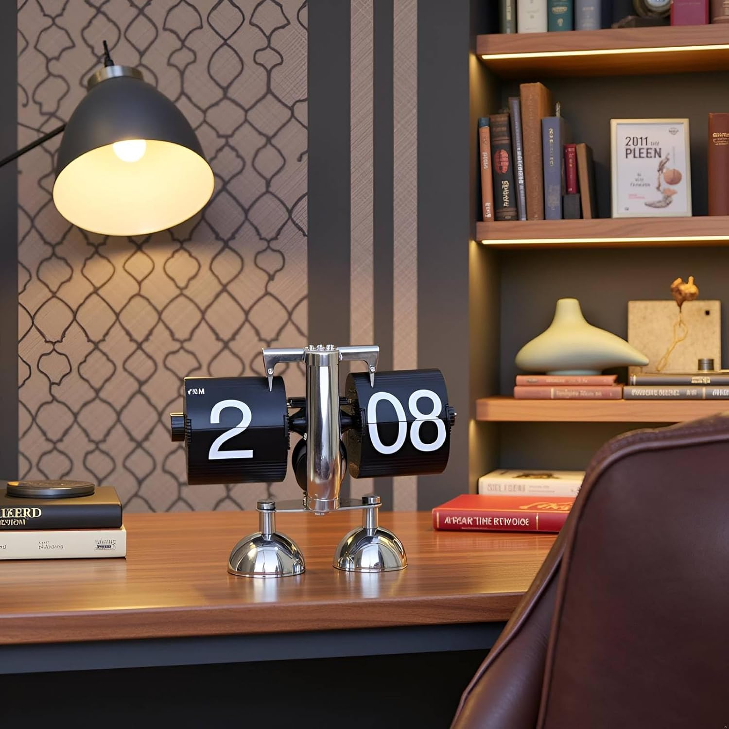 Eine Flip-Uhr zeigt 2:08 auf einem Holztisch, mit Lampe und Bücherregal im Hintergrund.