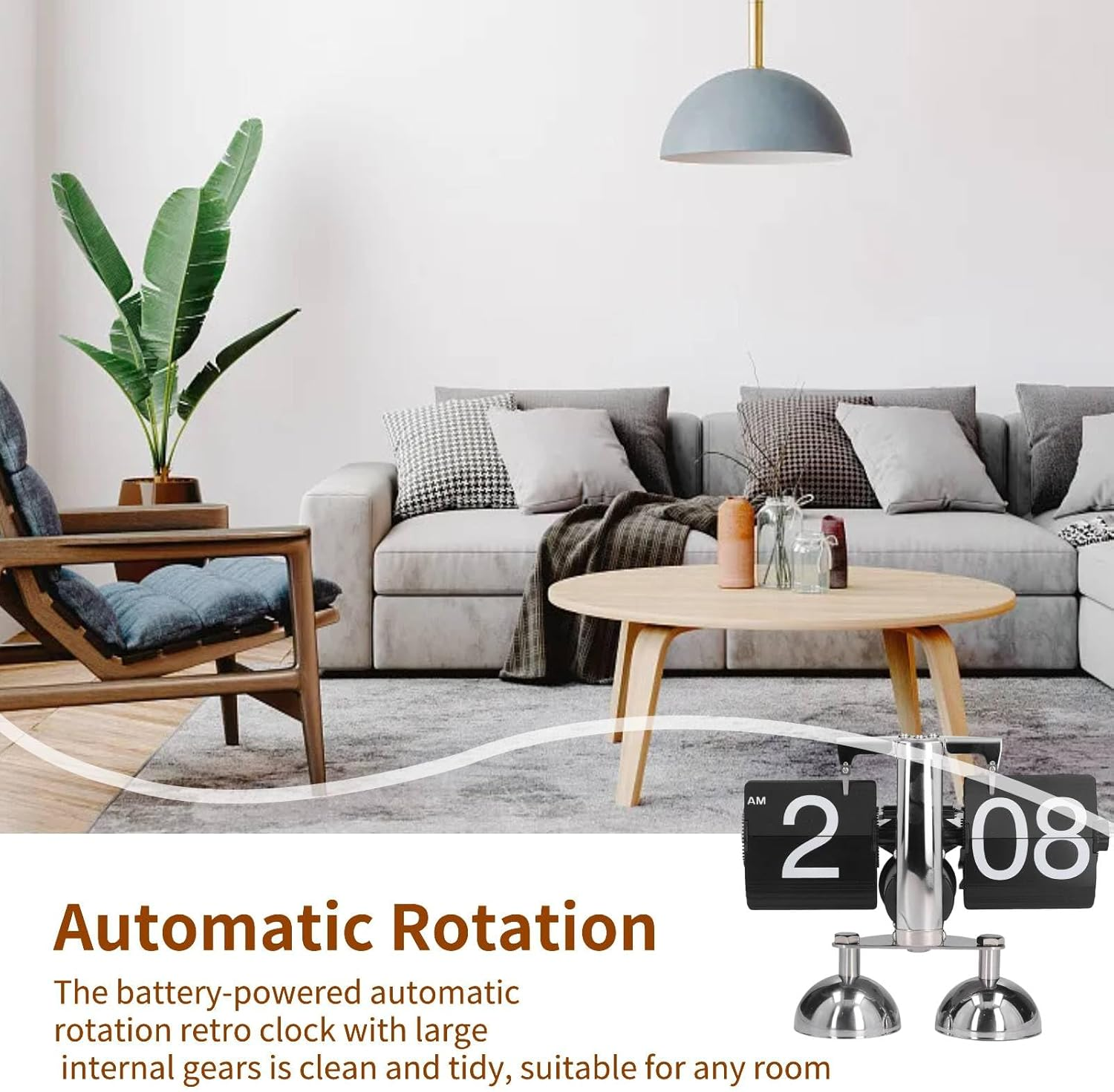 Moderne Retro-Flip-Clock im Vordergrund, im Hintergrund ein helles Wohnzimmer mit Sofa und Pflanze.