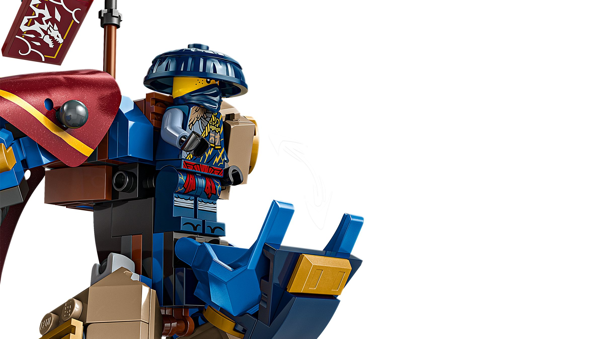 Minifigura ninja Lego in abito blu siede all'interno di un veicolo Lego blu con dettagli rossi e oro.