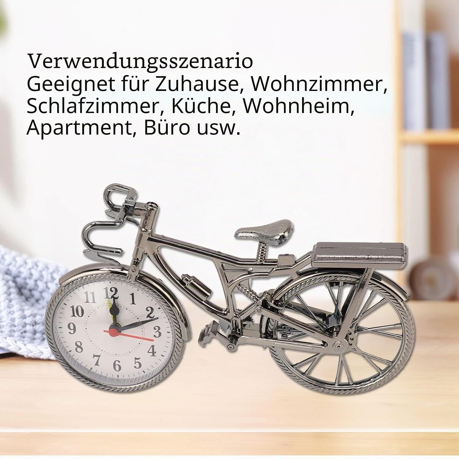 Ein silbernes Fahrradmodell aus Metall mit einem Zifferblatt als Vorderrad auf einer Holzoberfläche.