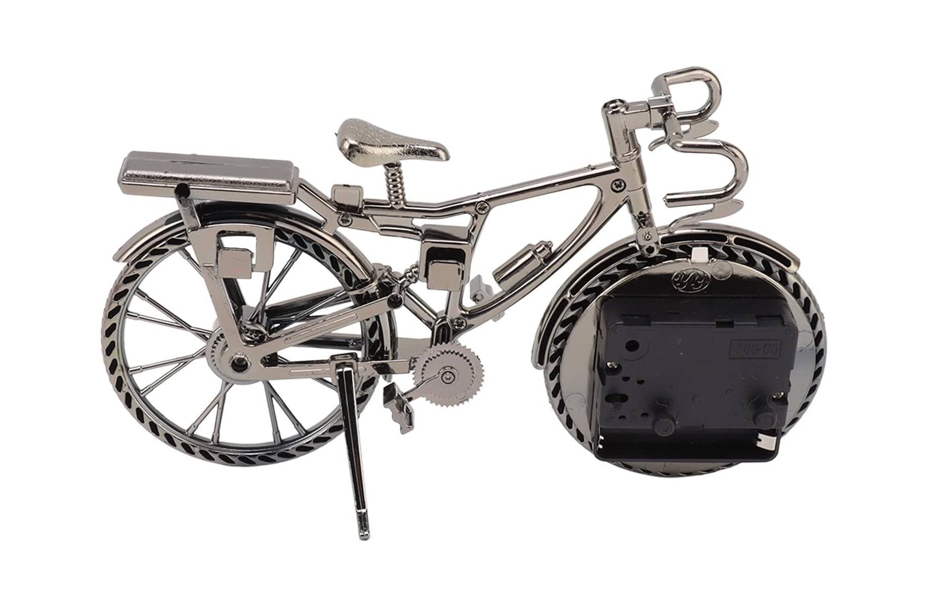 Eine silberne Fahrradfigur mit integrierter Uhr im Vorderrad auf weißem Hintergrund.