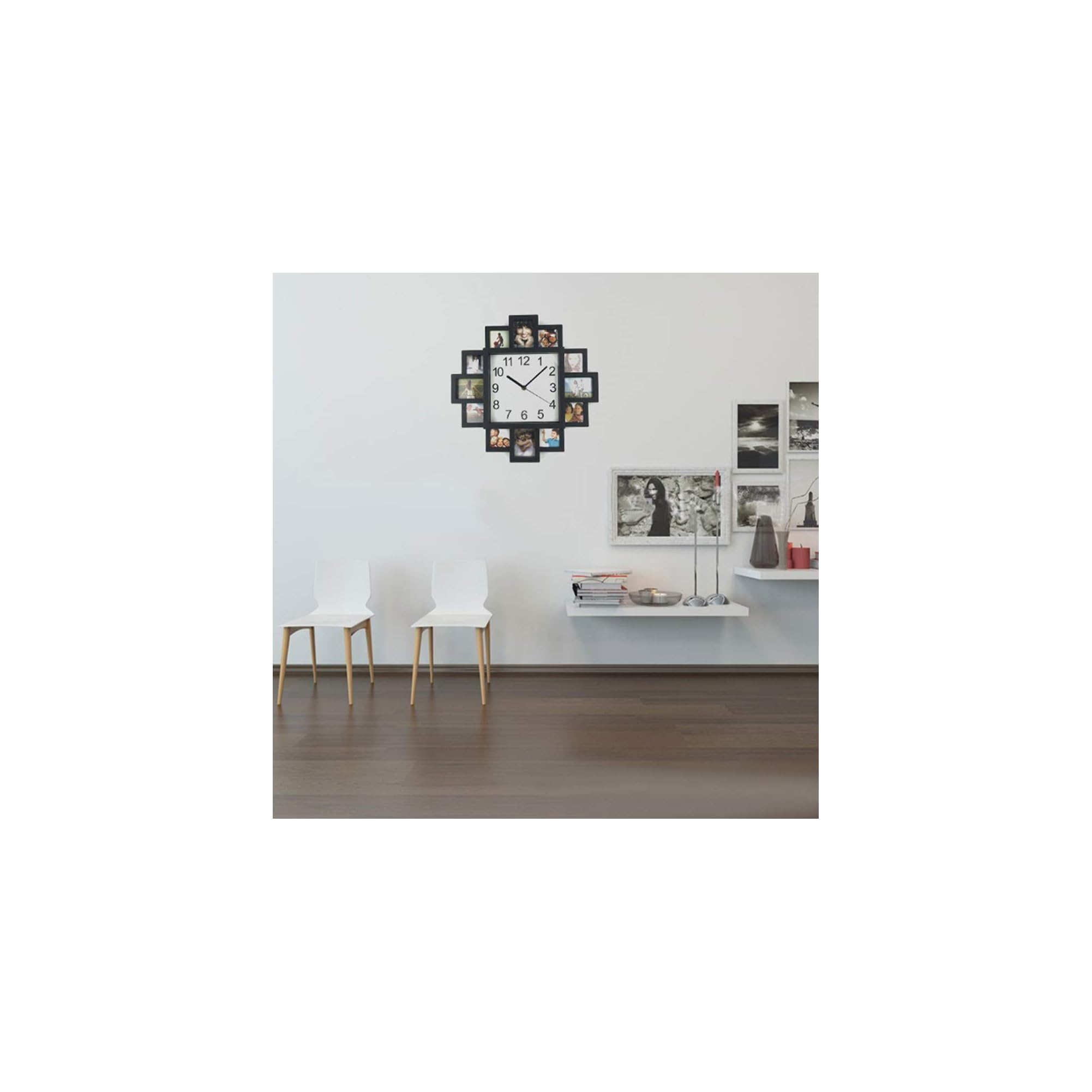 Eine weiße Wand mit einer Fotorahmen-Uhr, zwei weißen Stühlen und einem Wandboard mit Büchern.