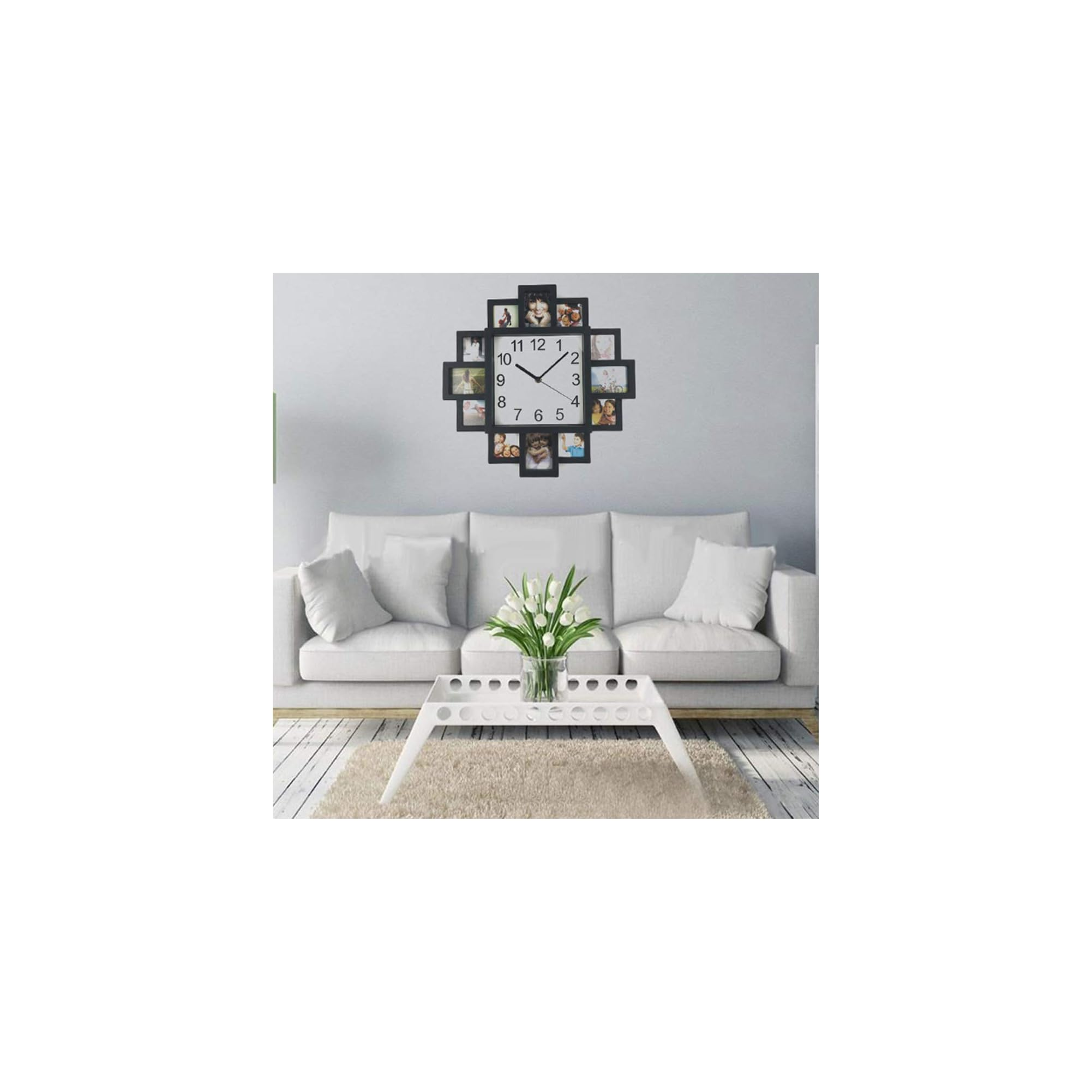 Ein weißes Wohnzimmer hat ein Sofa, einen Couchtisch mit Tulpen, einen Teppich und eine Fotorahmen-Wanduhr.