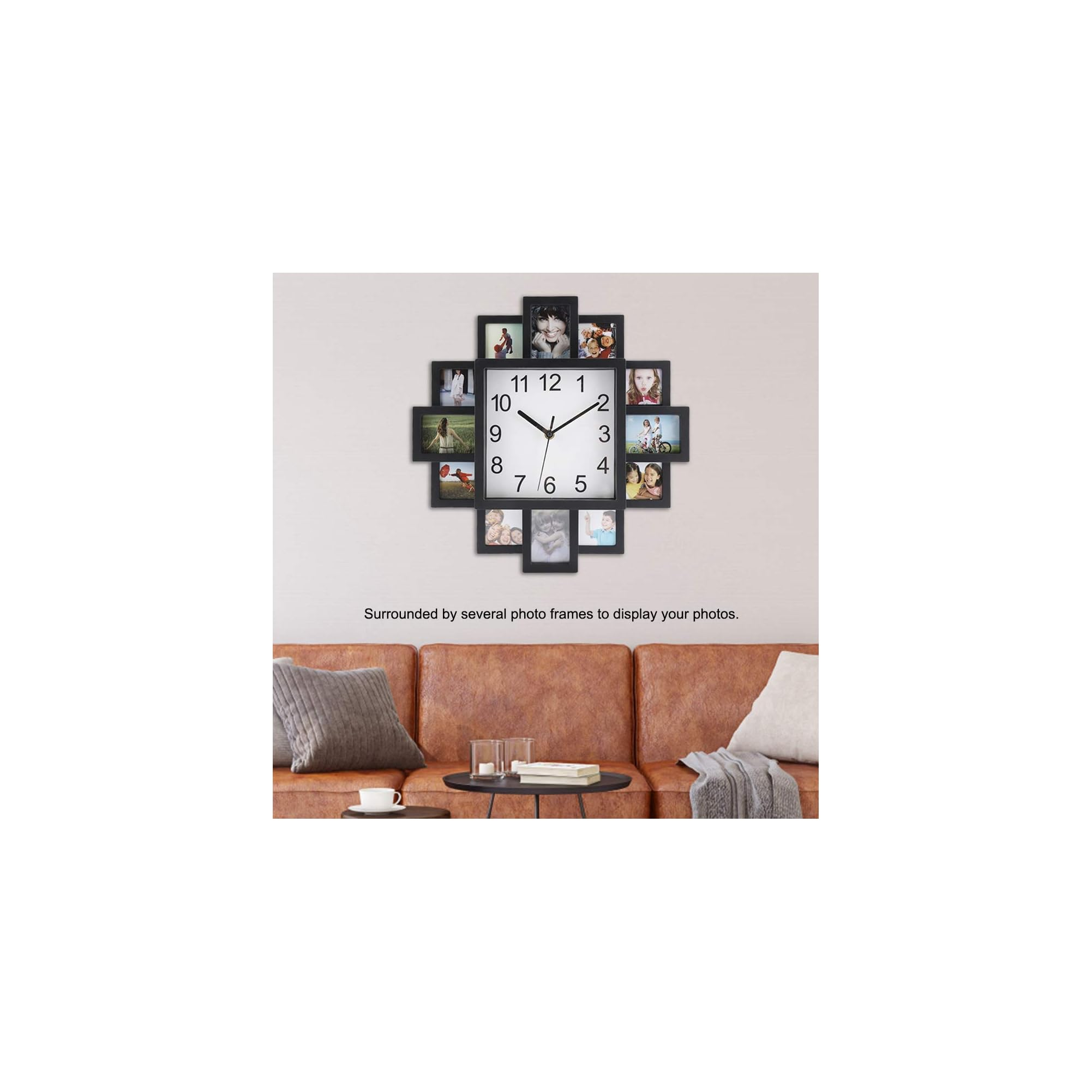 Wanduhr im Zentrum, umgeben von Fotorahmen, über einem braunen Sofa.