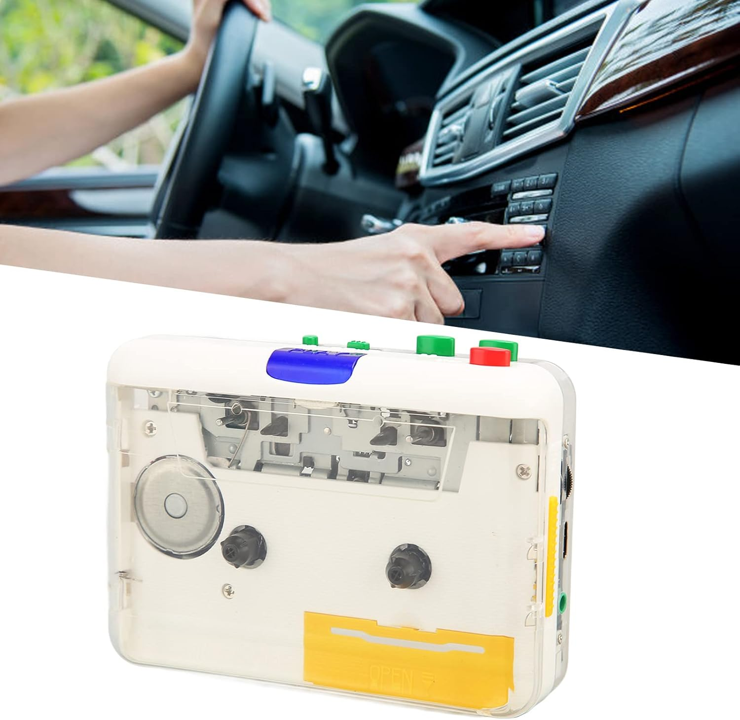 Ein Autofahrer bedient das Armaturenbrett, unten liegt ein tragbarer Kassettenrekorder.