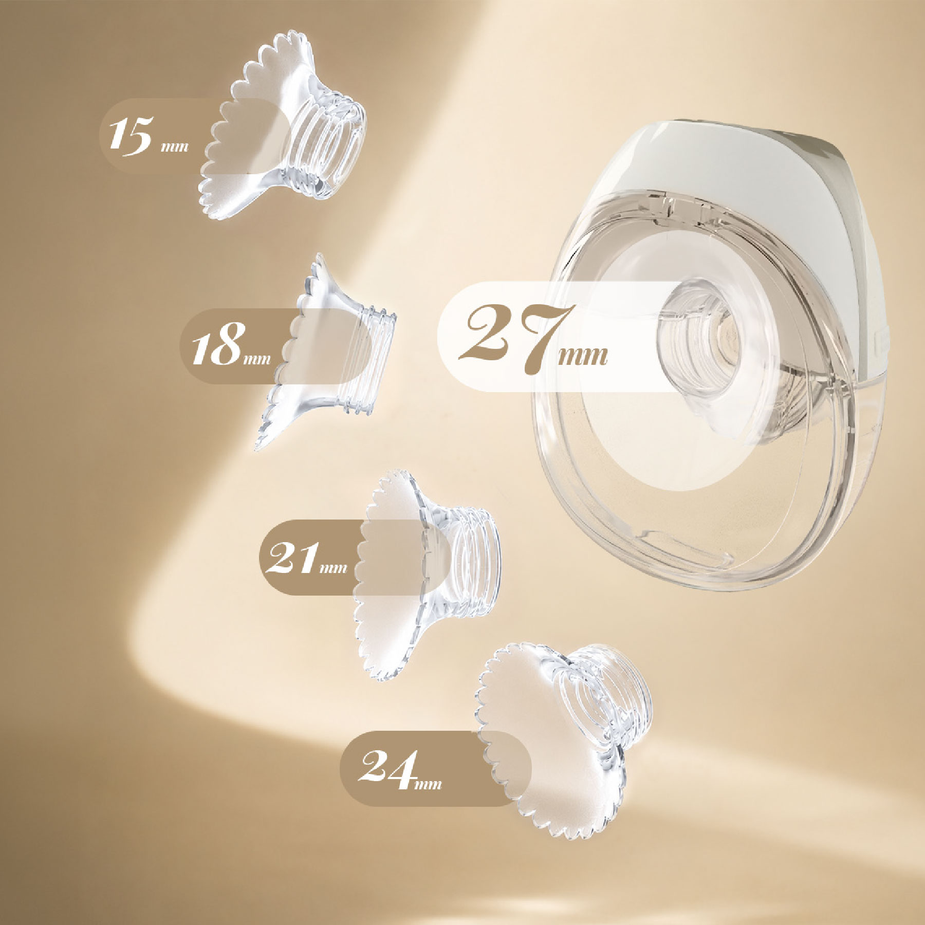 Eine Milchpumpe mit vier austauschbaren Brusthauben in den Größen 15mm, 18mm, 21mm, 24mm und 27mm auf beigem Hintergrund.