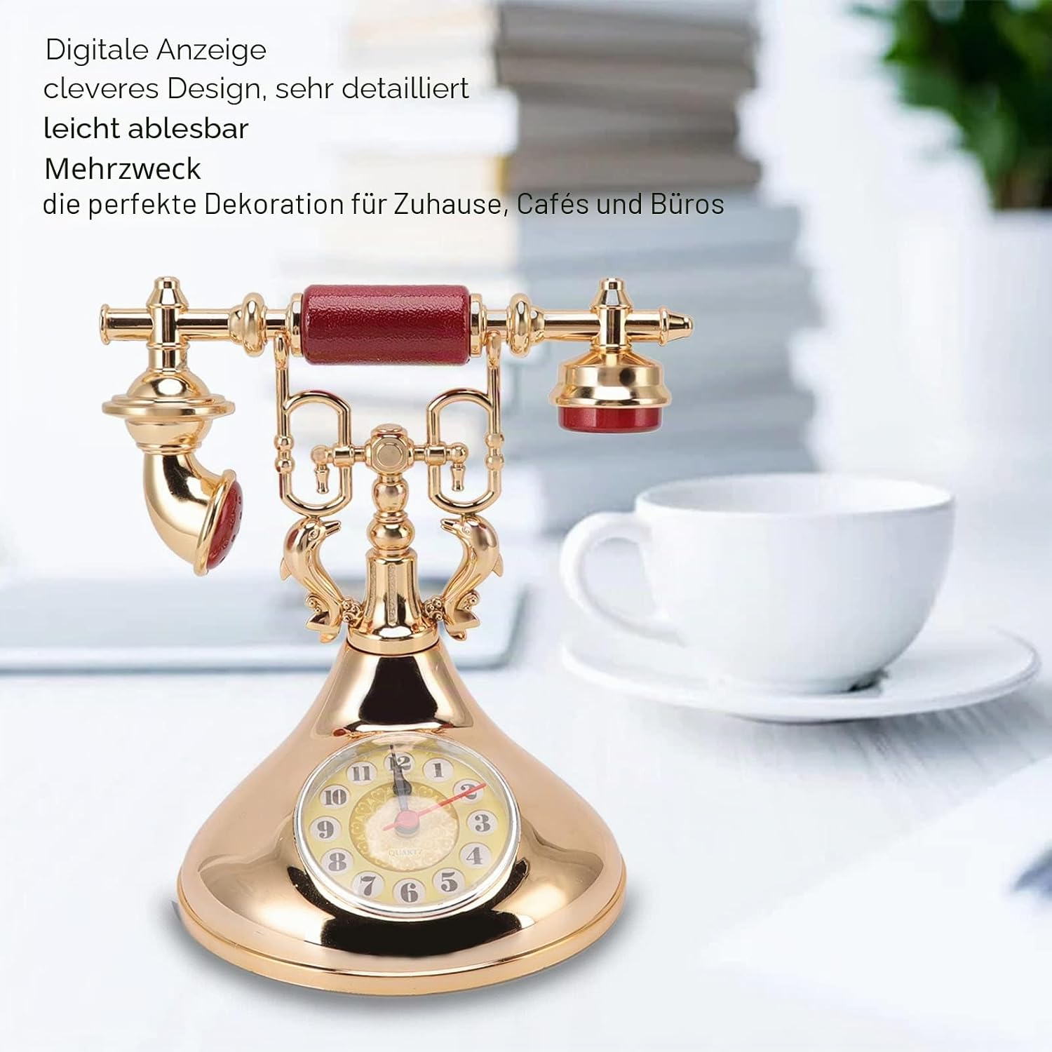 Goldenes Retro-Telefon mit integrierter Quarzuhr auf einem Tisch, neben einer weißen Kaffeetasse und unscharfem Hintergrund.
