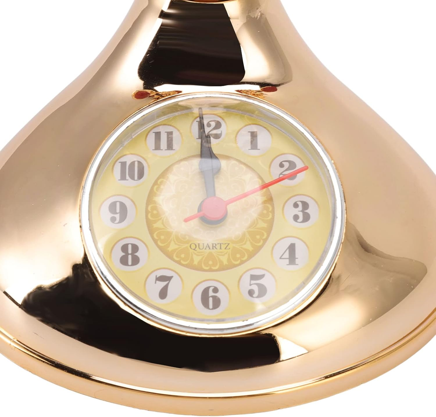 Goldene Uhr mit gelbem Zifferblatt und arabischen Ziffern.