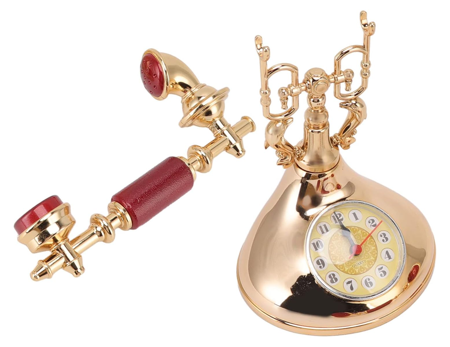 Ein antikes goldenes Telefon mit rotem Hörer und integrierter Uhr auf weißem Hintergrund.