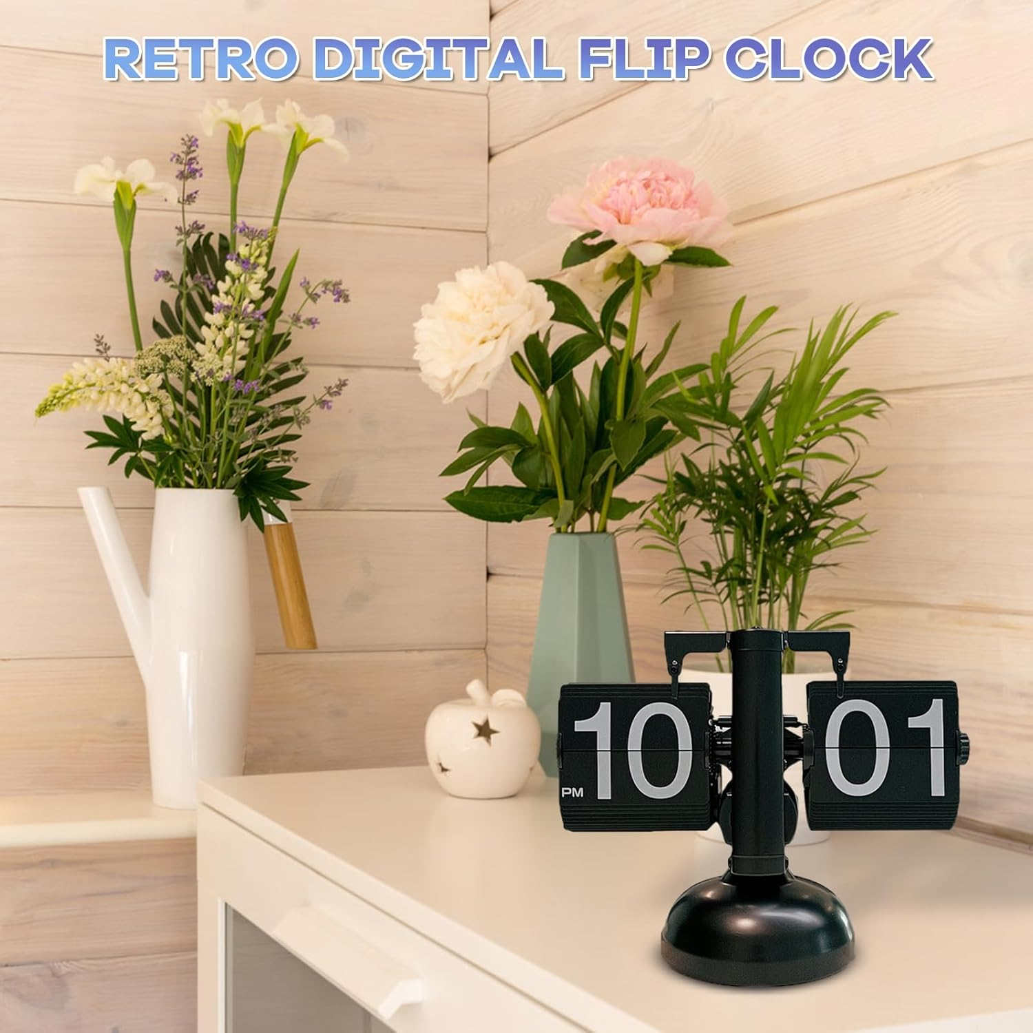 Eine schwarze Retro-Flip-Uhr zeigt 22:01 Uhr auf einem weißen Regal mit Blumenvasen.