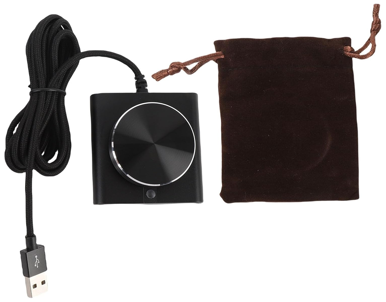 Ein schwarzer USB-Lautstärkeregler mit geflochtenem Kabel neben einem braunen Samtbeutel auf weißem Hintergrund.