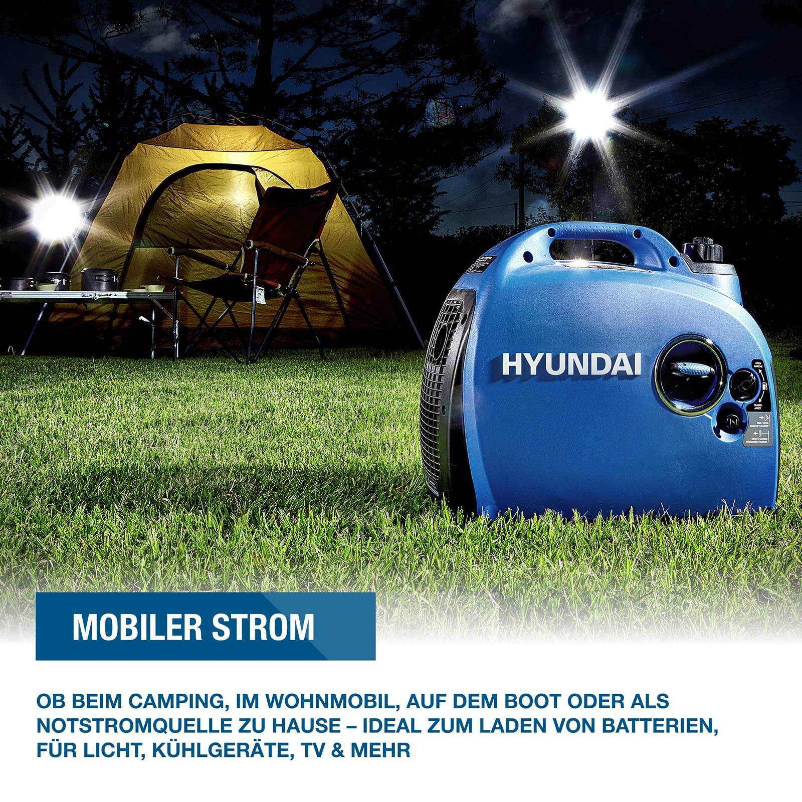Blauer Hyundai Generator auf Wiese bei Nacht vor beleuchtetem Zelt mit Stuhl.