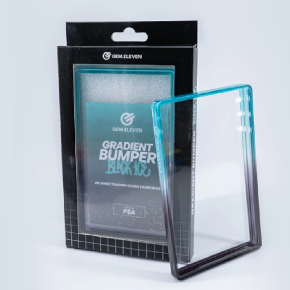 Verpackung für Karten-Bumper mit Farbverlauf in Blau und Schwarz, ein Bumper steht davor.