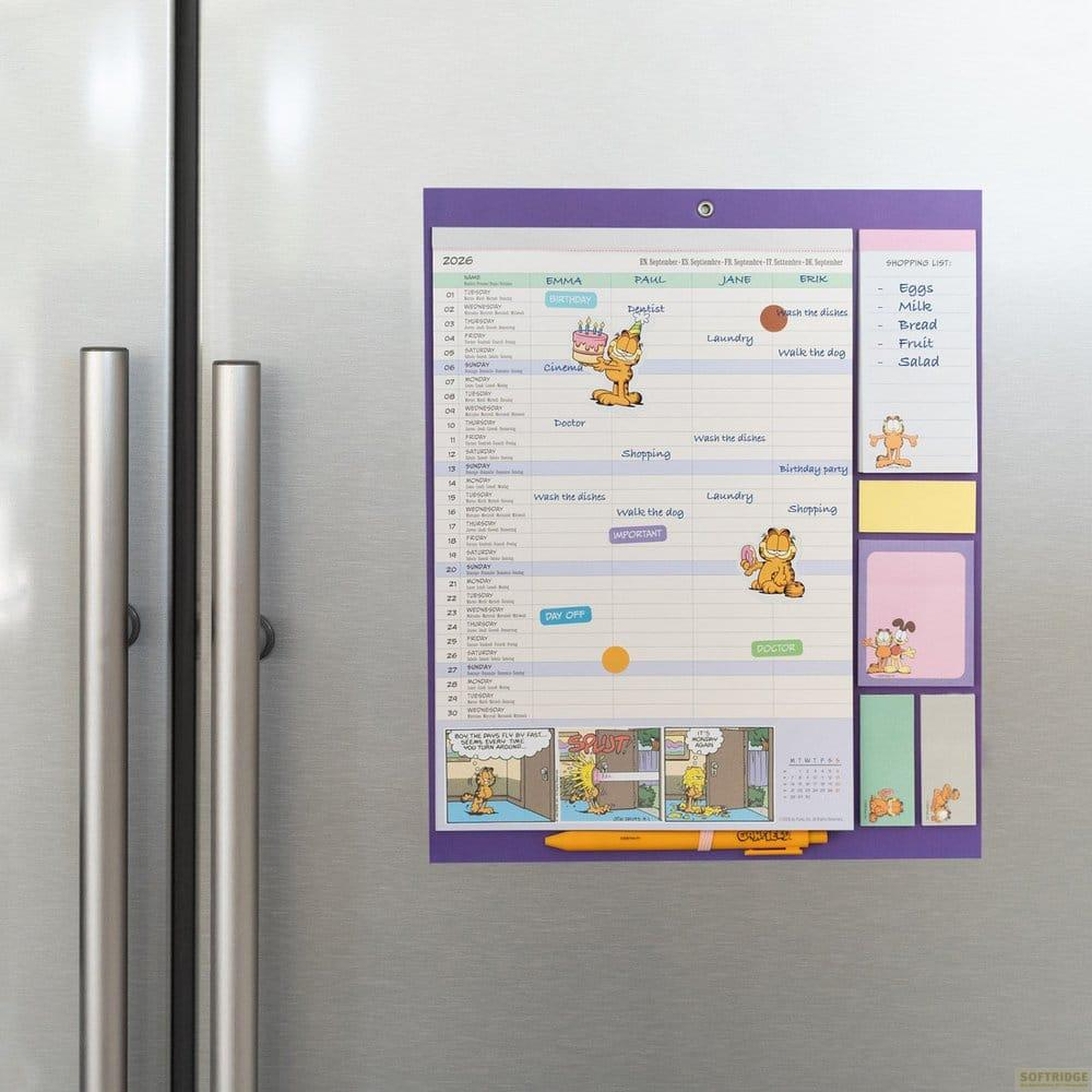 Calendario semanal morado de Garfield con lista de compras en una nevera.