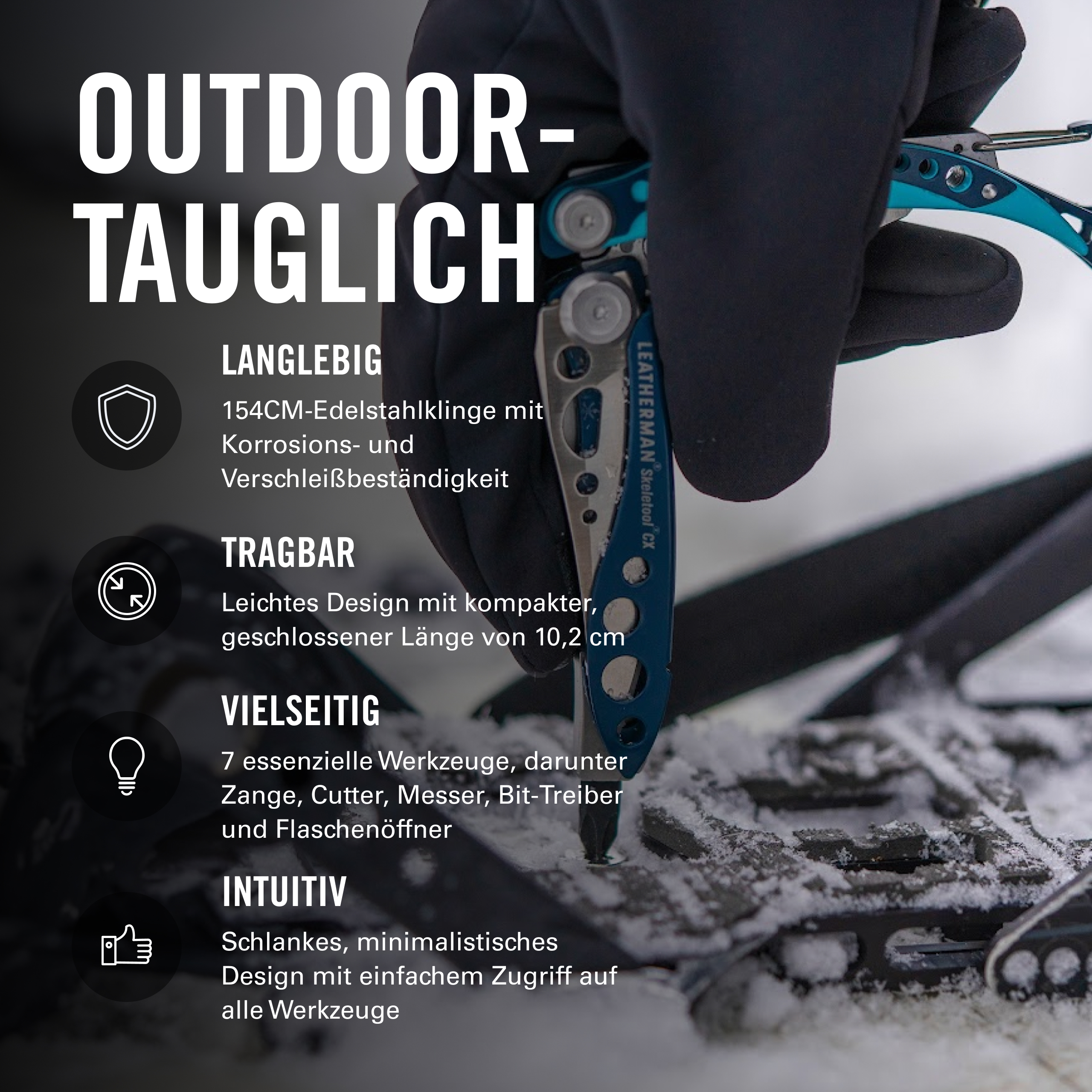 Handschuhhand hält ein blaues Leatherman-Multitool im Schnee, mit deutschem Text.