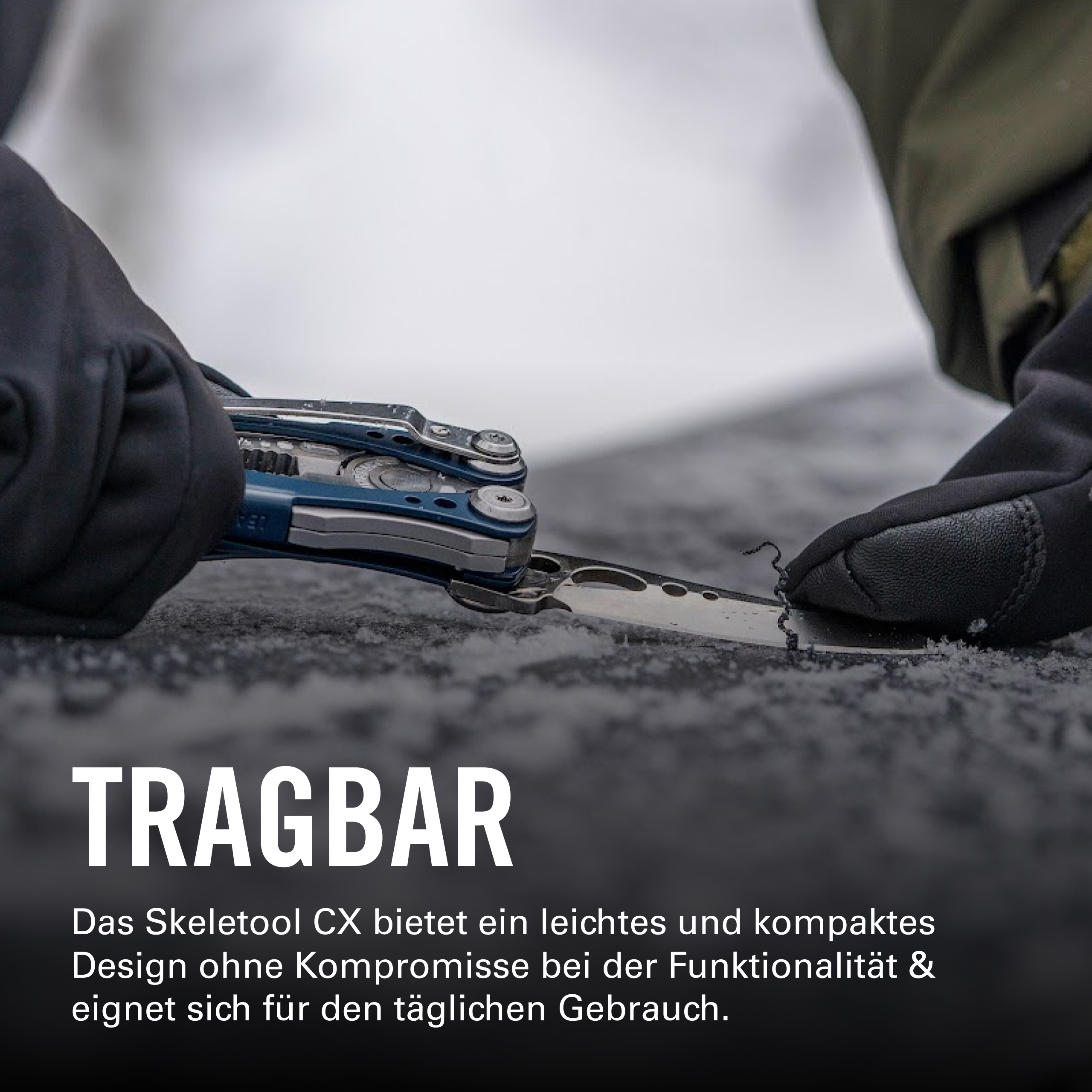 Geflochtene Hände halten ein blaues Multitool mit ausgeklappter Klinge auf schneebedecktem Untergrund.
