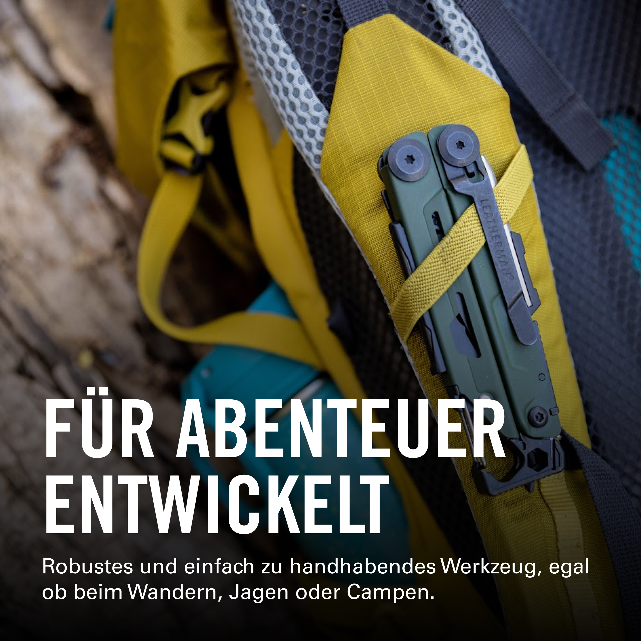 Grünes Leatherman-Multitool an der gelben Rucksack-Tragegurt befestigt, mit Textoverlay für Abenteuer.