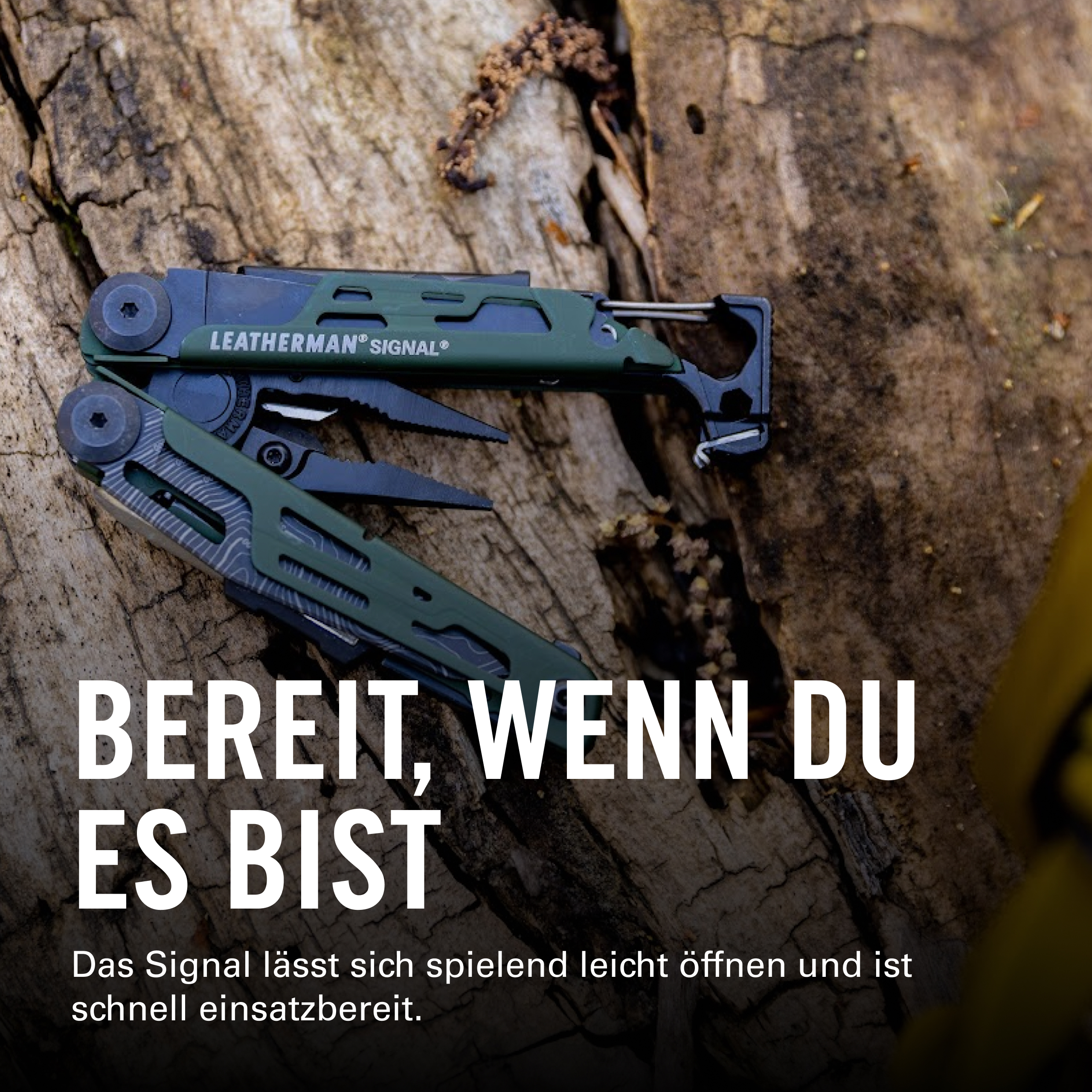 Ein grünes Leatherman Signal Multitool liegt auf einer rauen Baumrinde mit weißem Text.