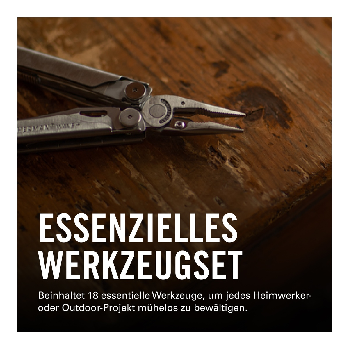 Ein silbernes Multitool liegt auf einer rustikalen Holzoberfläche.