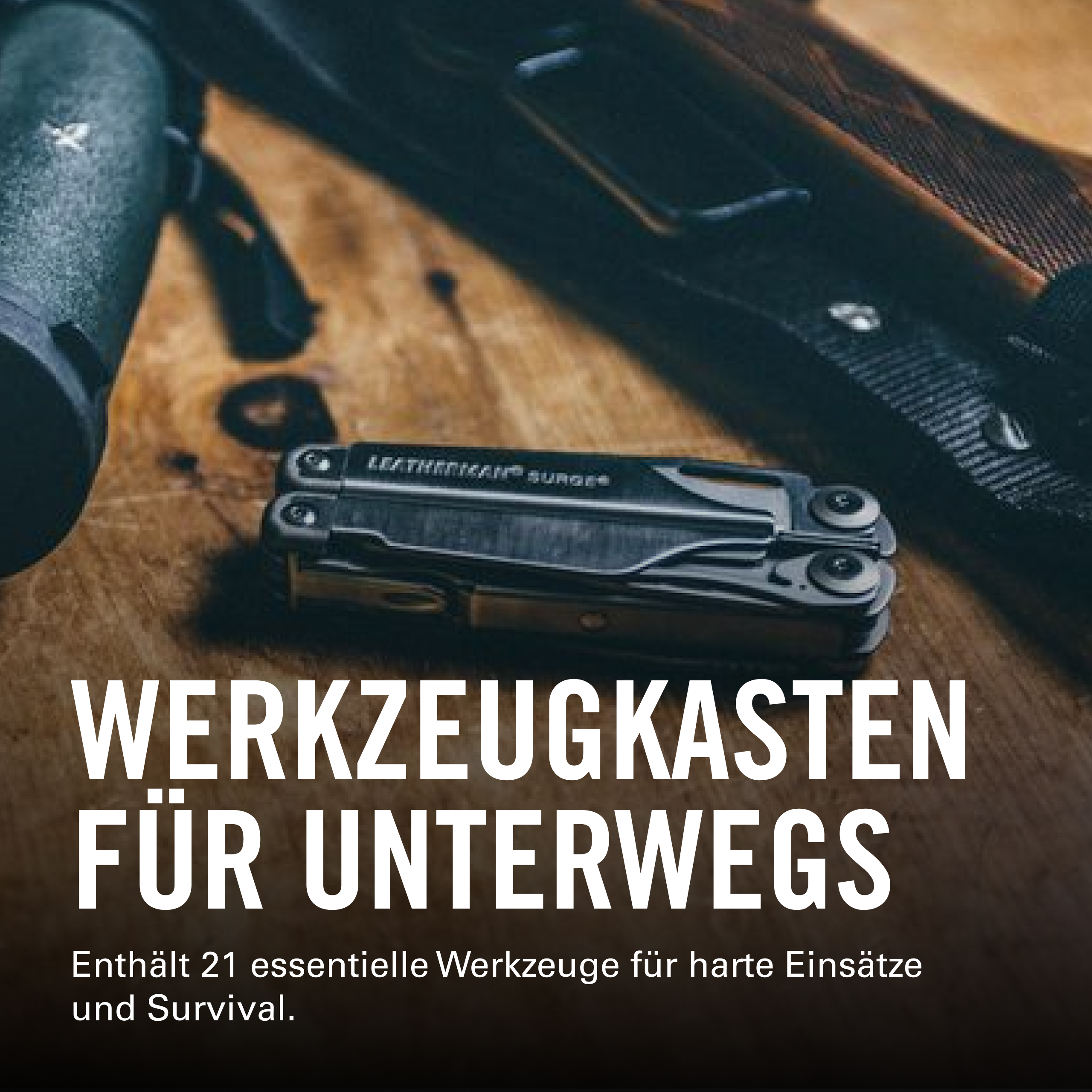 Ein geschlossenes Leatherman Surge Multitool liegt auf einem Holztisch, neben dunkler Ausrüstung.