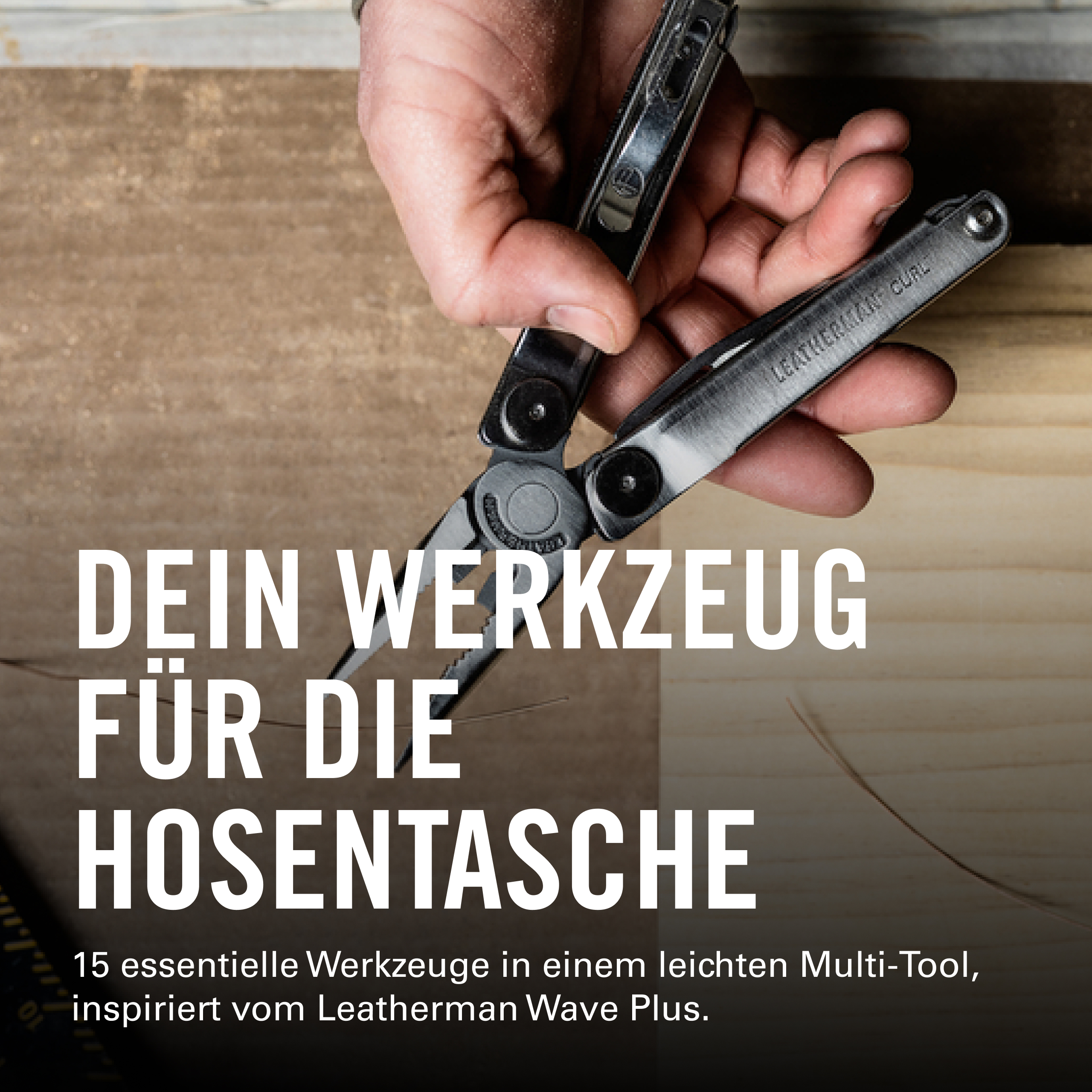 Eine Hand hält ein silbernes Leatherman Multi-Tool vor einer Holzoberfläche mit weißem Text.
