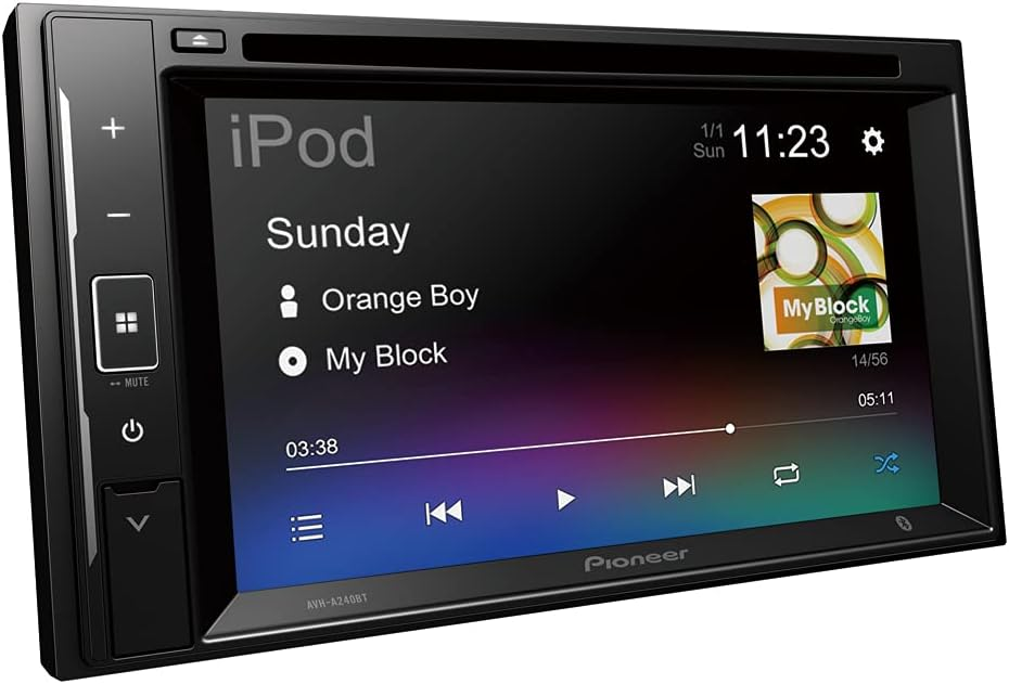 Autoradio Pioneer con touchscreen che mostra la riproduzione musicale dell'iPod.