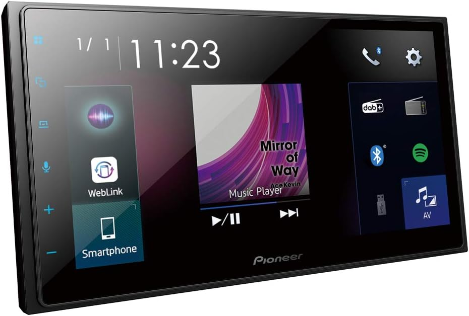 Autoradio Pioneer con touchscreen che mostra lettore musicale, ora e icone di menu.