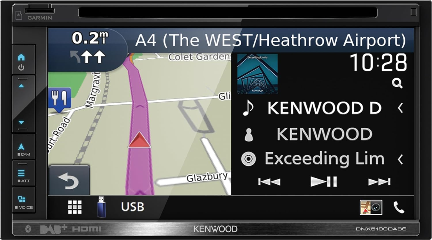 Autoradio Kenwood con mappa di navigazione GPS a sinistra e controlli multimediali a destra.