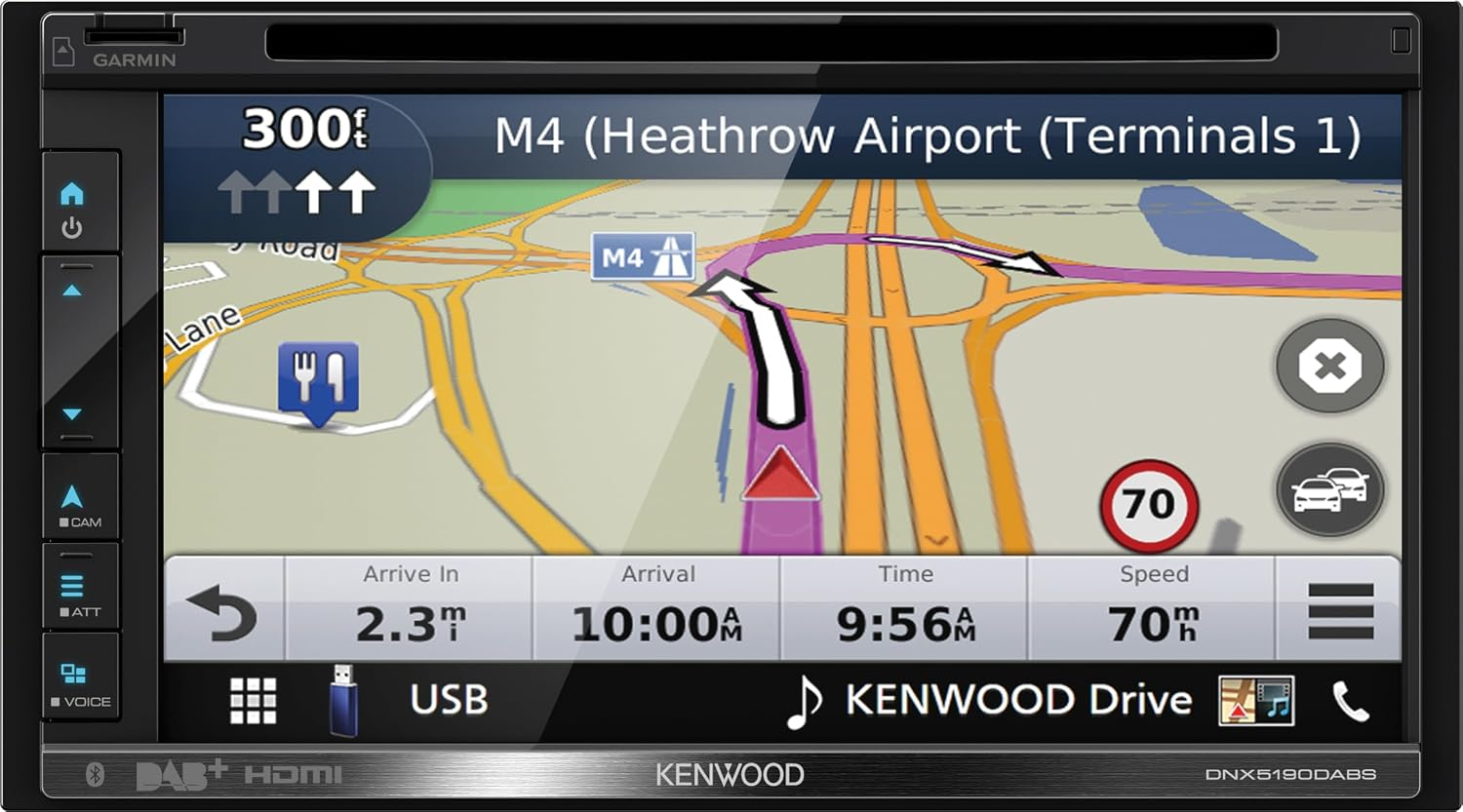 Un display GPS per auto Kenwood che mostra una mappa di navigazione autostradale, l'orario di arrivo e il limite di velocità.