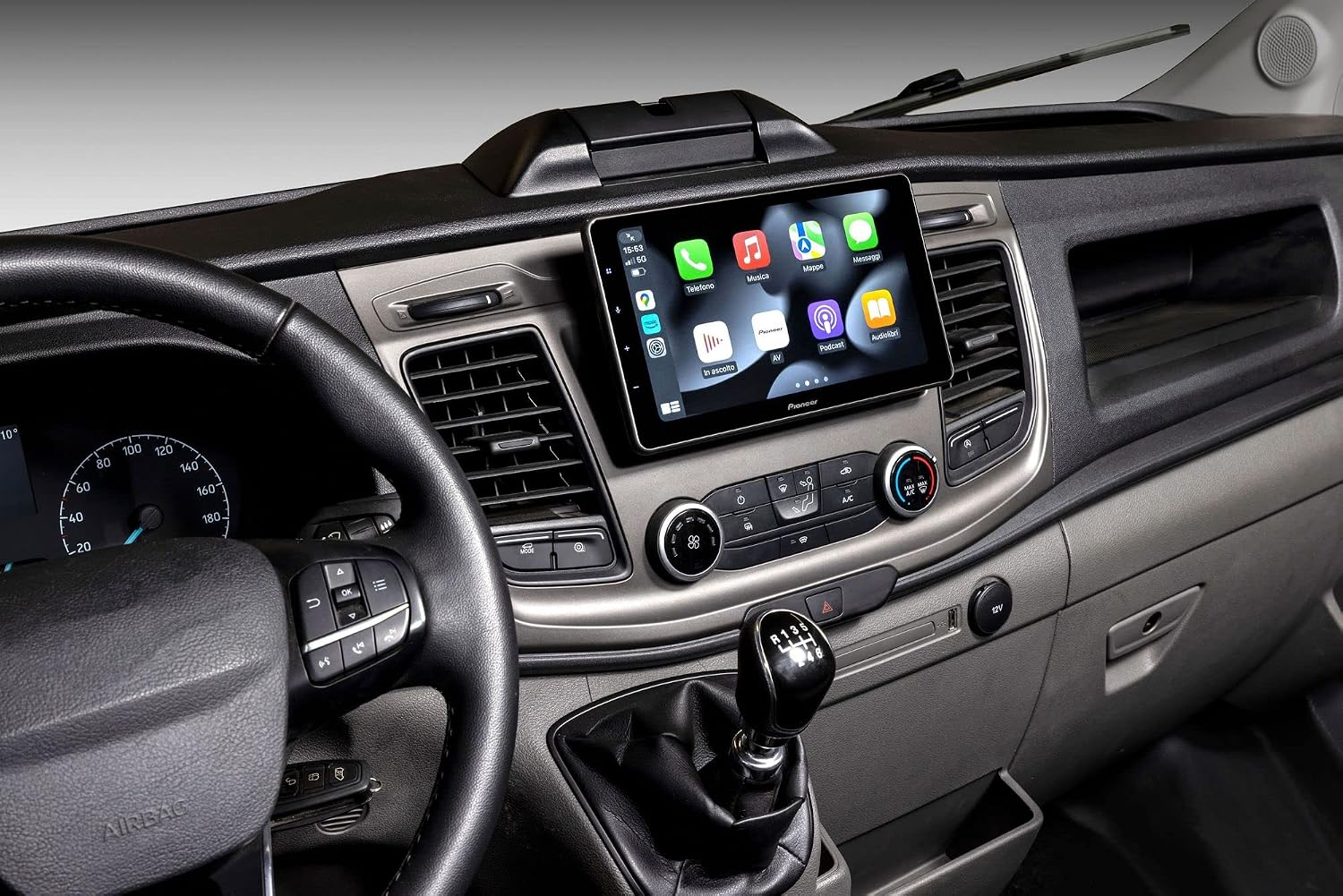 Cruscotto di un'auto con volante, schermo per infotainment Pioneer e cambio.