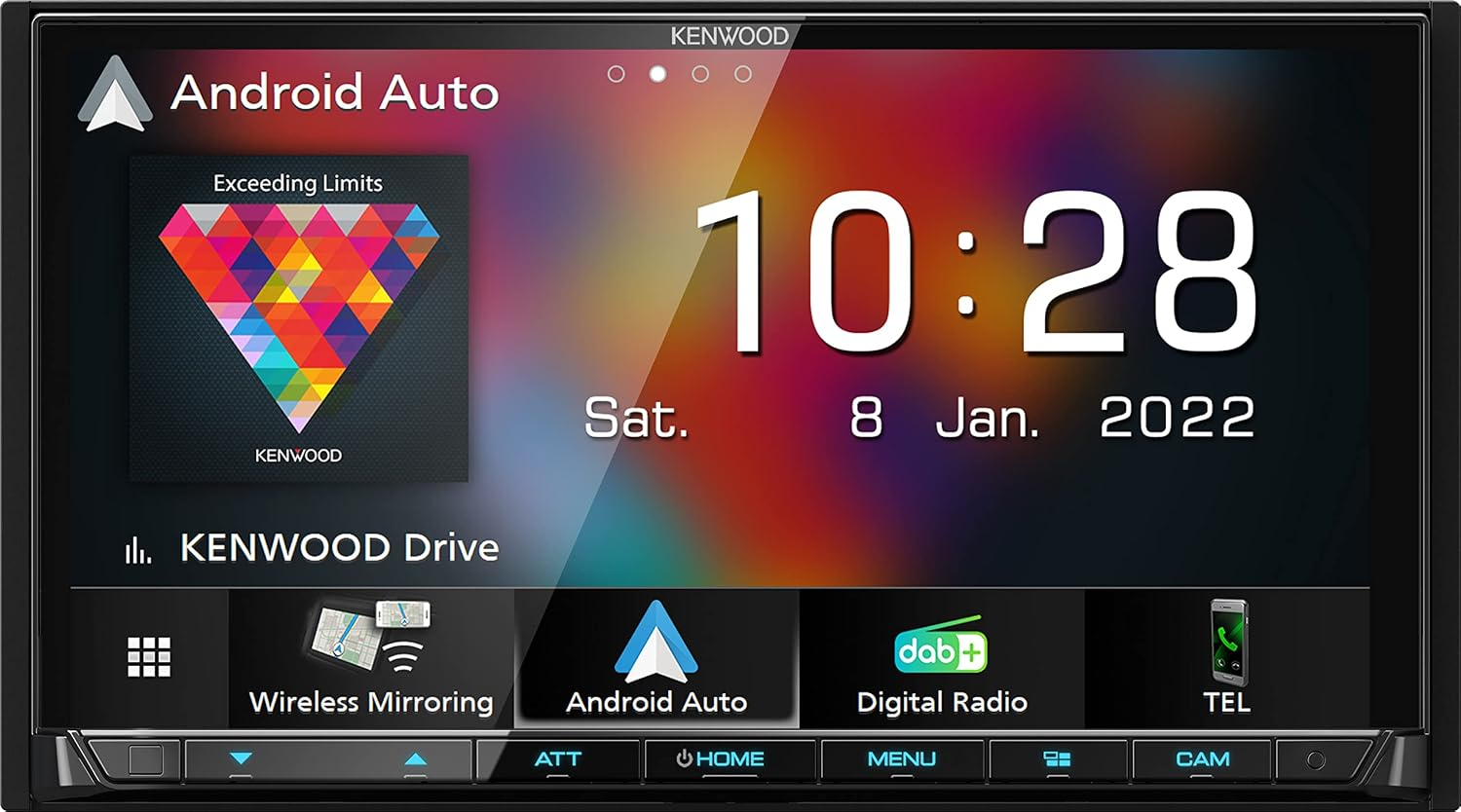 Il display dell'autoradio Kenwood mostra Android Auto, l'ora 10:28 e le opzioni multimediali.