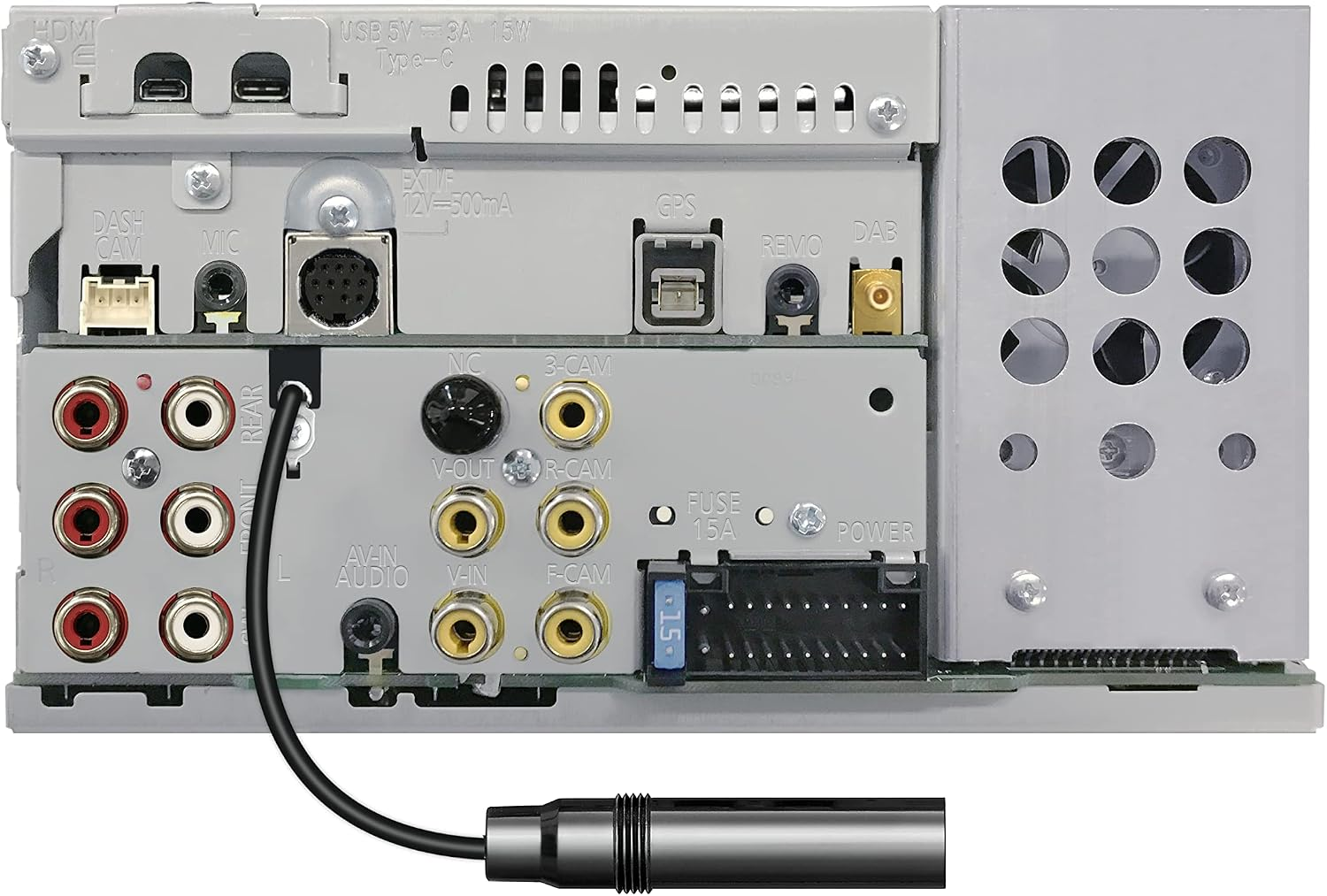 Vista posteriore di un'autoradio con varie porte, connessioni USB e RCA e un cavo collegato in basso.