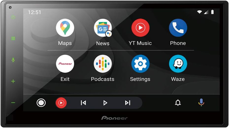 Sistema di infotainment per auto Pioneer che mostra varie icone di app come Maps, News, YT Music, Phone, Exit, Podcasts, Settings e Waze.