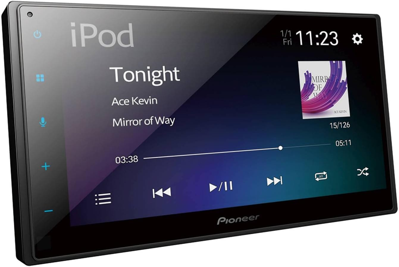Uno stereo per auto Pioneer mostra la riproduzione dell'iPod con il brano "Tonight" di Ace Kevin su uno schermo blu.