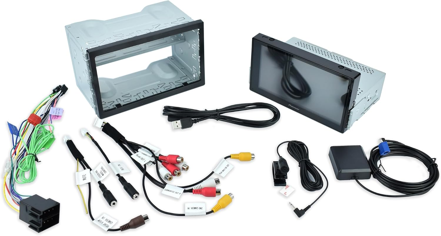 Autoradio con schermo, cornice di montaggio, cavi e accessori su sfondo bianco.