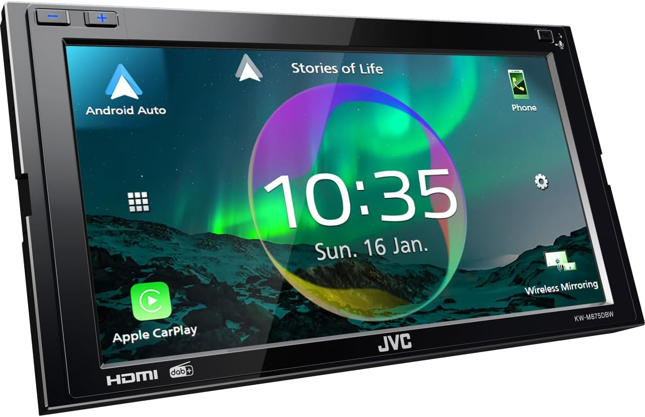 Un sistema multimediale per auto JVC con touchscreen che mostra un'interfaccia colorata con ora e icone di app.