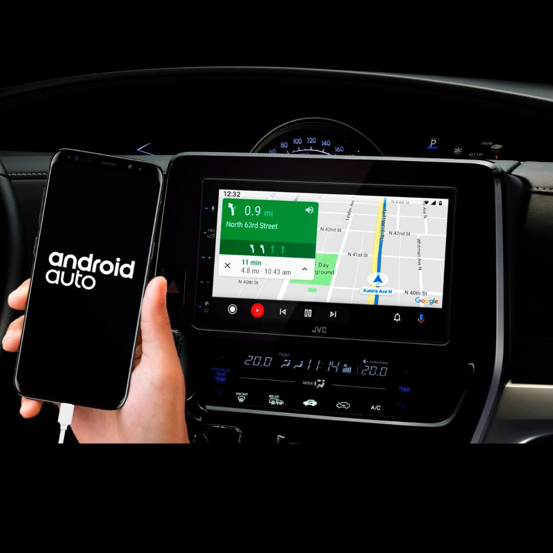 Smartphone con Android Auto in mano davanti allo schermo dell'infotainment di un'auto.