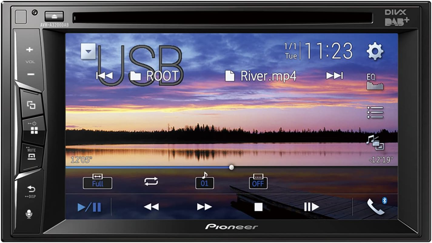 Autoradio Pioneer che riproduce un video di un tramonto su un fiume con controlli touch.