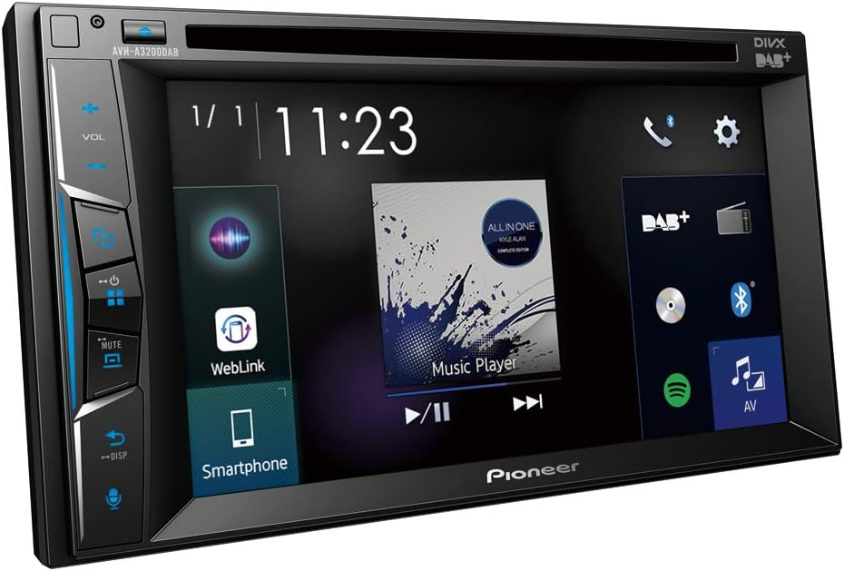 Autoradio Pioneer con display touchscreen che mostra ora, lettore musicale e varie icone di app.