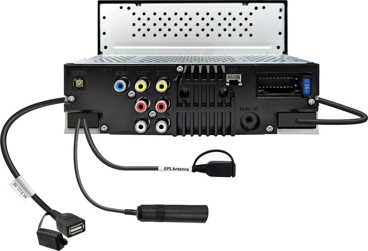 Vista posteriore di un autoradio con varie porte, cavi e un'antenna GPS.