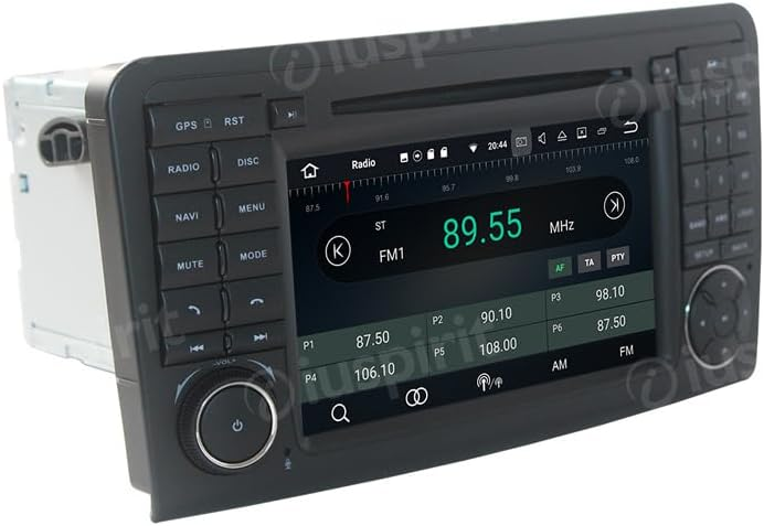 Sistema multimediale per auto nero con pulsanti fisici, touchscreen che mostra un'interfaccia radio e manopole.