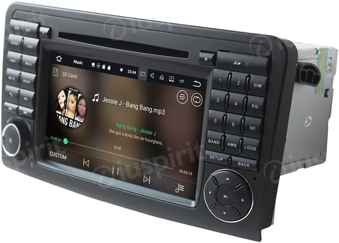 Un'autoradio nera con touchscreen mostra musica di Jessie J, circondata da pulsanti fisici su sfondo bianco.