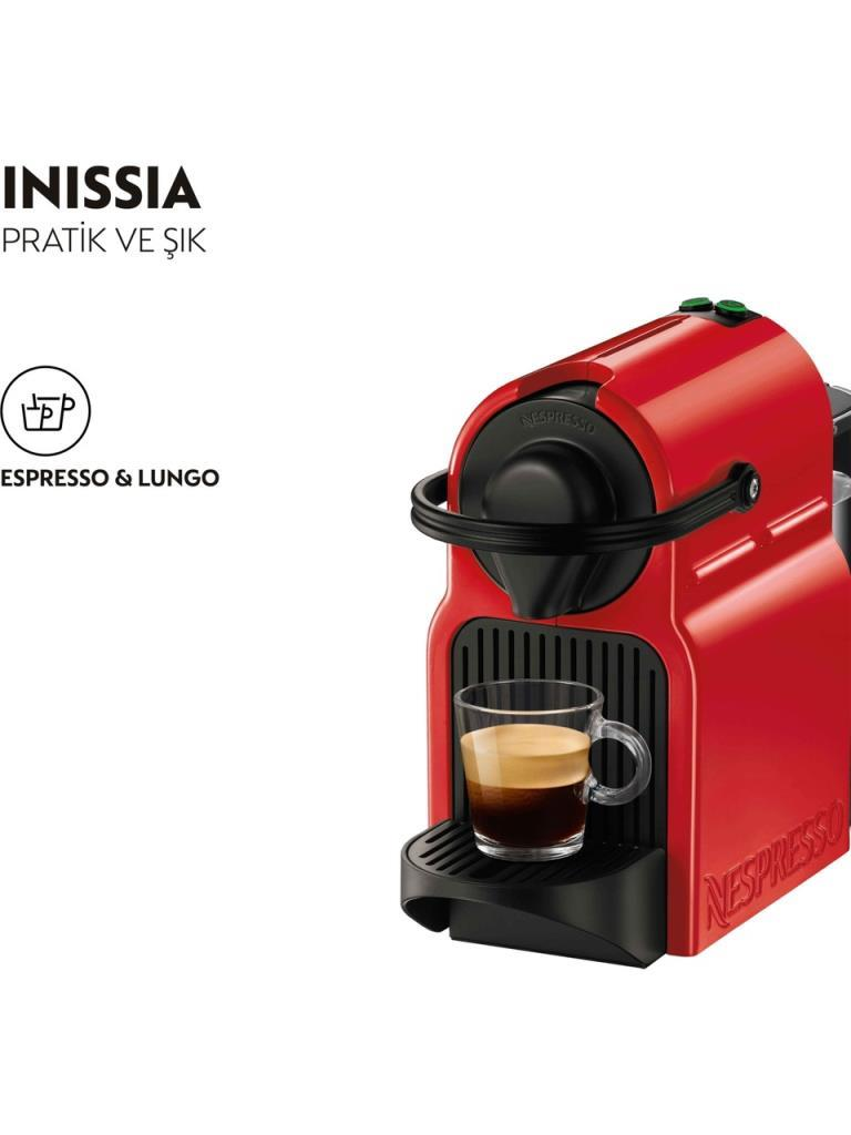 Damla tepsisinde bir bardak espresso olan kırmızı Nespresso Inissia kahve makinesi.