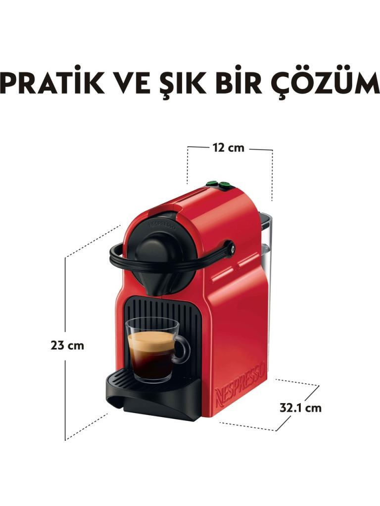12 cm genişlik, 23 cm yükseklik ve 32.1 cm derinlik ölçüleriyle kırmızı Nespresso kahve makinesi ve bir bardak espresso.