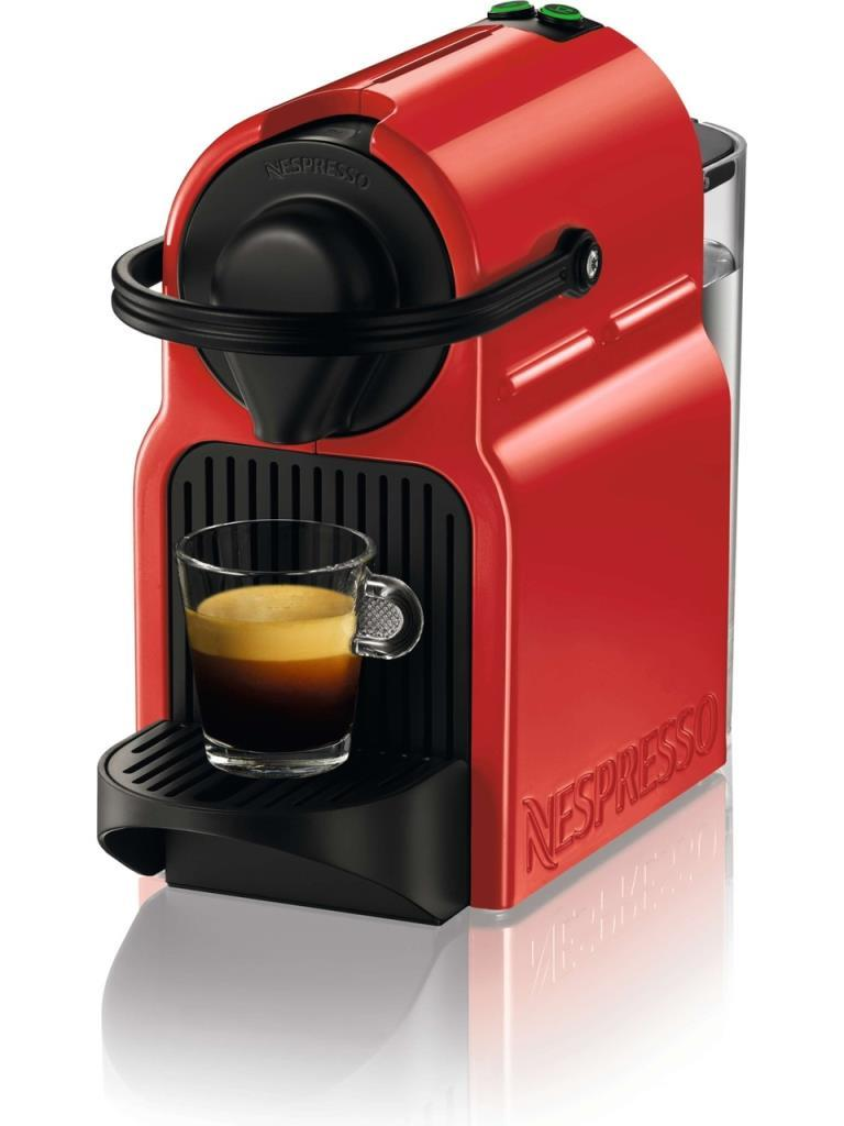 Beyaz bir yüzey üzerinde espresso dolu cam fincanlı kırmızı bir Nespresso kahve makinesi.