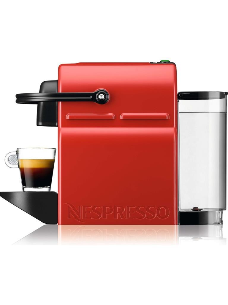 Şeffaf su haznesi, siyah kolu ve tepsisinde bir bardak espresso olan kırmızı bir Nespresso kahve makinesi.
