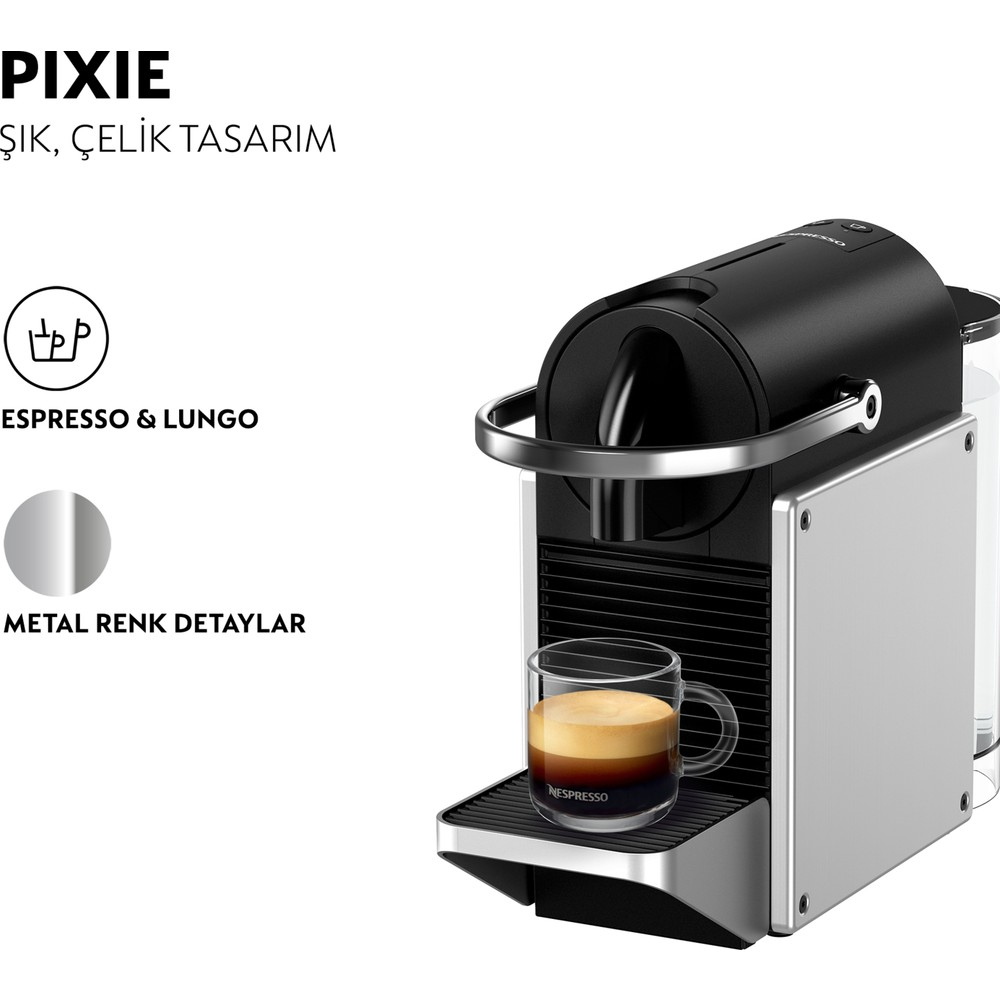 Damla tepsisinde bir fincan espresso olan siyah ve gümüş renkli Nespresso Pixie.