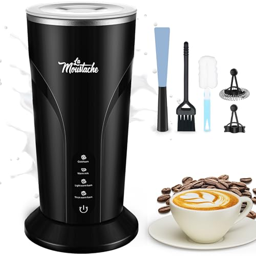Espumador de leche negro con accesorios y una taza de capuchino sobre granos de café.