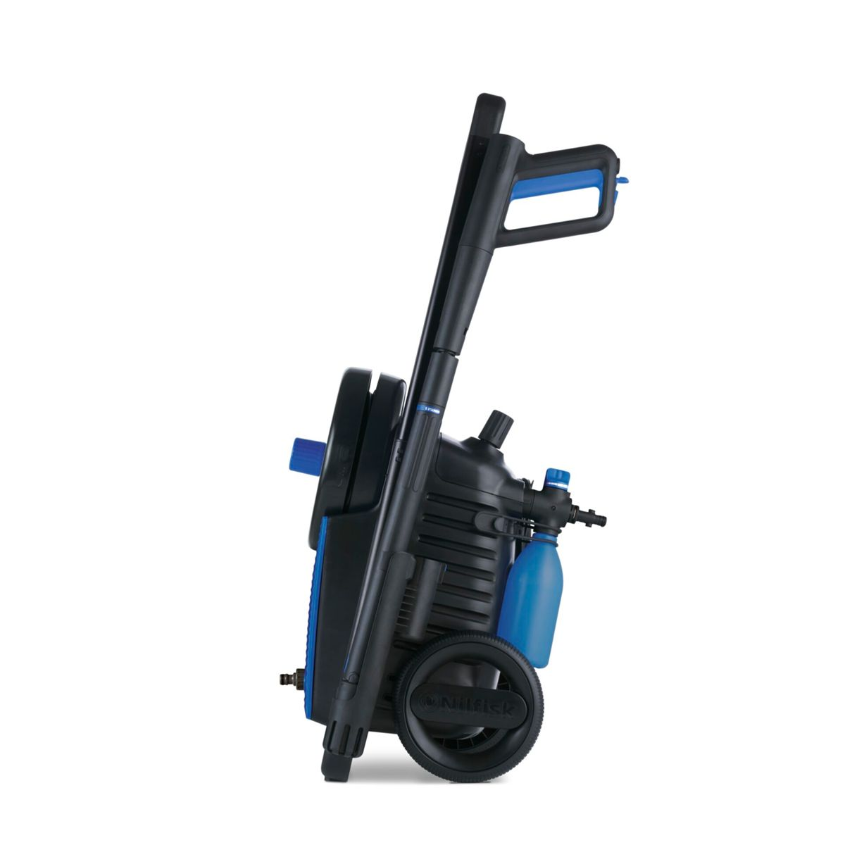 Idropulitrice nera e blu con manico, ruote e flacone di detergente su sfondo bianco.
