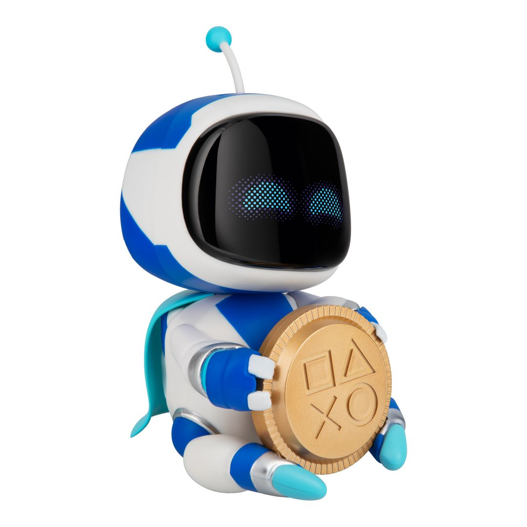 Robot azul y blanco con ojos azules brillantes sostiene una gran moneda dorada con símbolos de PlayStation sobre fondo blanco.